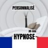 Une chaise longue blanche avec des coussins rayés posée devant un fond circulaire gris clair, accompagnée des textes "Personnalisé", "30 min", et "Hypnose", avec le drapeau français en bas.