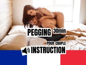 Un couple souriant sur un lit, avec un visuel dédié à une session audio de pegging pour couple d'une durée de 30 minutes, en français