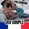 Un couple dans une pose romantique, la femme sur les genoux de l'homme dans une chambre lumineuse, avec les textes 'Préliminaire', 'Jeu Couple', et '55 Cartes', accompagnés du drapeau français en bas.