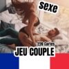 Un couple en sous-vêtements dans une pose sensuelle sur un lit, avec les textes 'Sexe', '220 Cartes' et 'Jeu Couple', accompagnés du drapeau français en bas