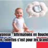 Un bébé assis sur le sol, rêvant d'une couche, avec une bulle de pensée montrant une couche, entourée des couleurs du drapeau français.
