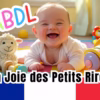 Un bébé est assis sur un tapis de jeu coloré entouré de jouets, dont un mouton duveteux et des anneaux empilables vibrants, présentant un environnement joyeux.